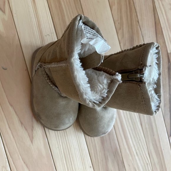 Tan Girls Fuzzy Boots Toddler Size 7 - Picture 2 of 4